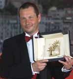 Szczęśliwy Lars von Trier po odebraniu Złotej Palmy - Cannes 2000 /EPA