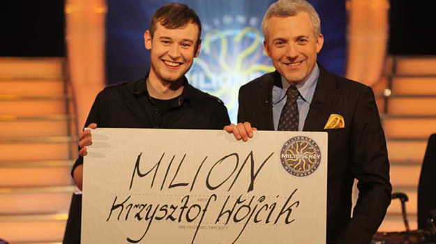 Szczęśliwy zwycięzca z gospodarzem "Milionerów", Hubertem Urbańskim /TVN