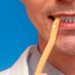Szczoteczkę zastępują patykiem. Trend zdobywa Polskę, dentyści odradzają