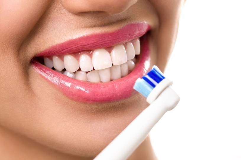 Szczoteczki elektryczne są znacznie wygodniejsze w użyciu od manualnych, a także dużo bardziej skuteczne w kwestii oczyszczania zębów z nalotu /123RF/PICSEL