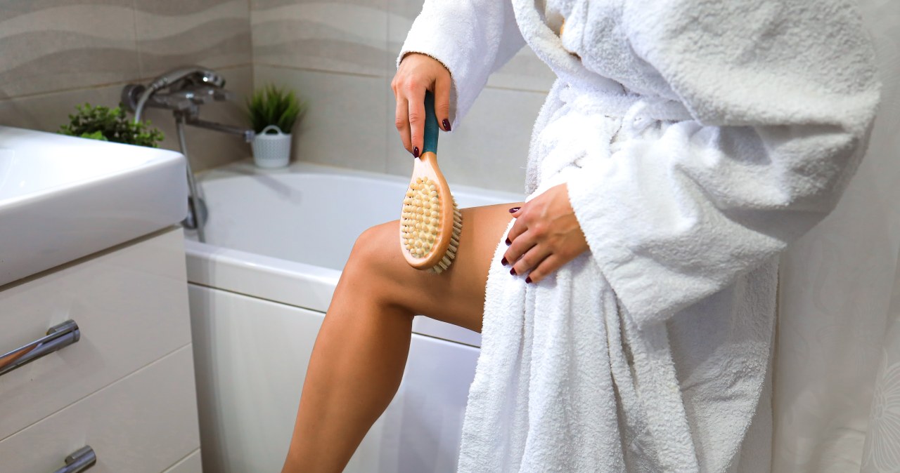 Szczotkowanie ciała na sucho /123RF/PICSEL