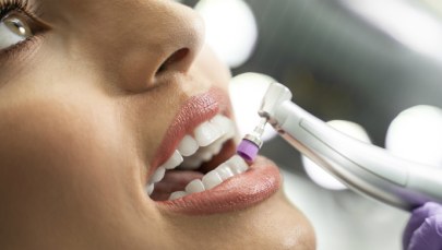 Szczotkowanie to za mało. Czyścić zęby trzeba też u dentysty