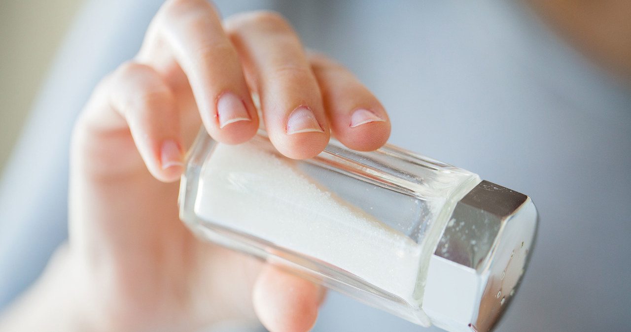 Szczyptę soli dodaj do szklanki wody mineralnej. Dostarczy organizmowi niezbędnych mikrolementów /123RF/PICSEL