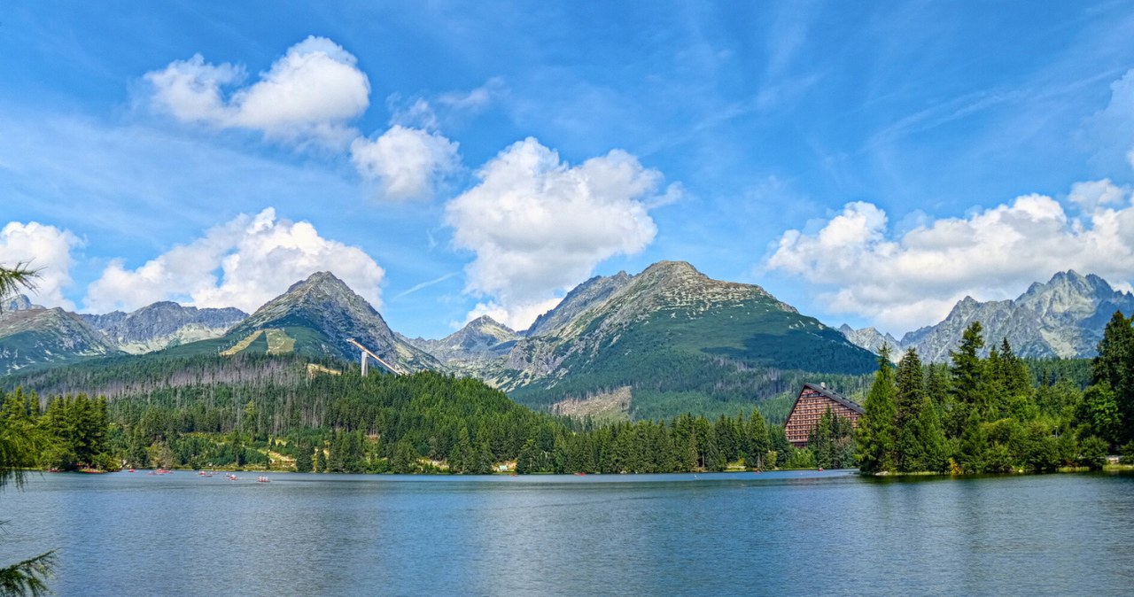 Szczyrbskie Jezioro zaskakuje bajkowymi widokami /Roman Horník /CC BY-SA 4.0