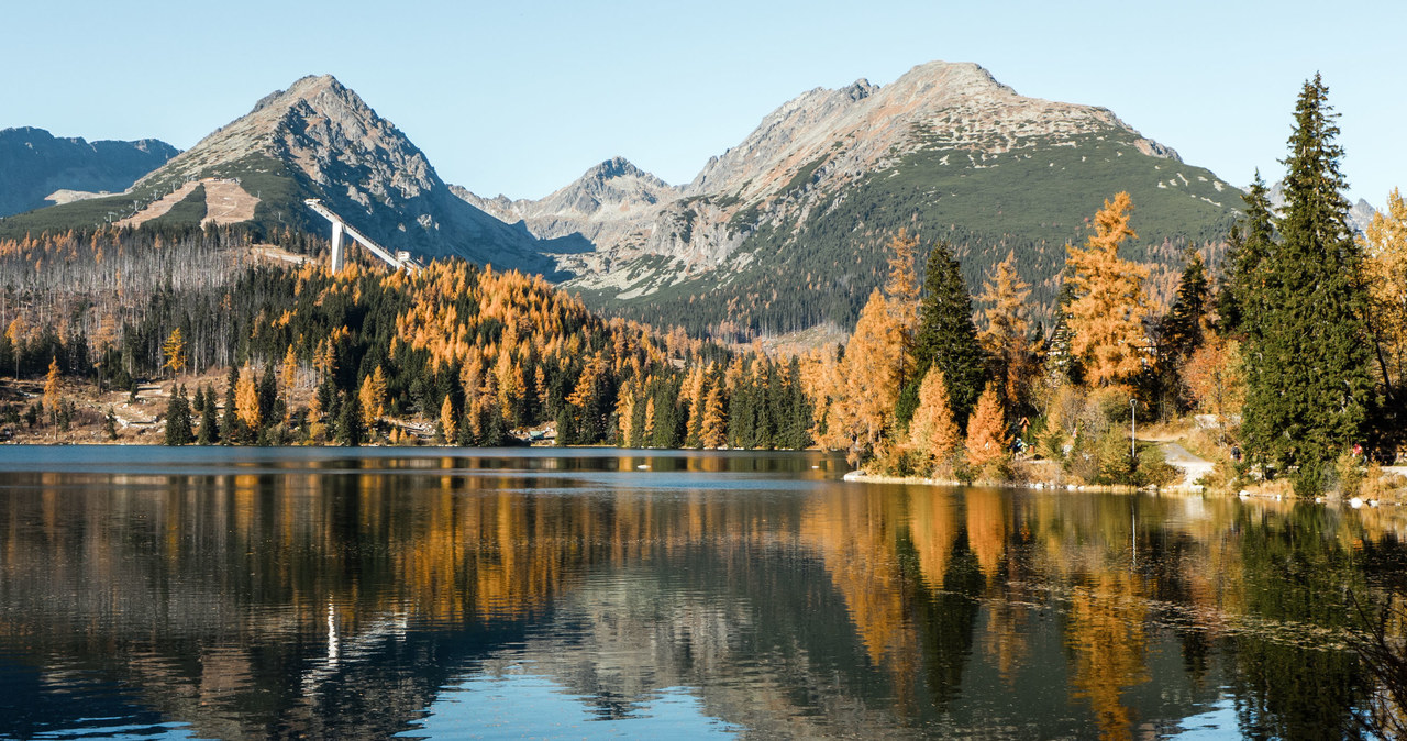 Szczyrbskie Pleso na Słowacji to doskonały cel jesiennej wycieczki w góry. Panujący tam klimat do złudzenia przypomina ten ze słoweńskich Alp. /123RF/PICSEL