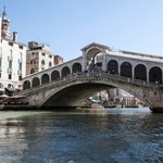 Szczyt bezmyślności i brawury. Skoczył z deską surfingową do Canal Grande