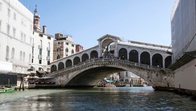Szczyt bezmyślności i brawury. Skoczył z deską surfingową do Canal Grande