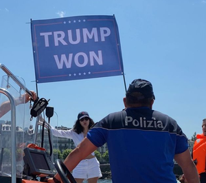 Cumbre de Biden Putin.  La sobrina de Osama bin Laden agitaba una bandera que estaba leyendo "Trump ganó"