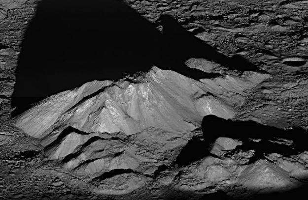 Szczyt krateru Tycho.       Fot. NASA /materiały prasowe
