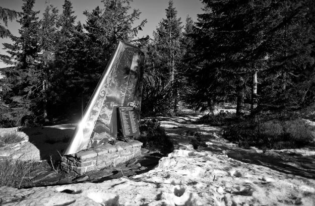Szczyt Policy. Pomnik-skrzydło pamięci ofiar samolotu pasażerskiego An-24 /Wojciech Matusik /Agencja FORUM