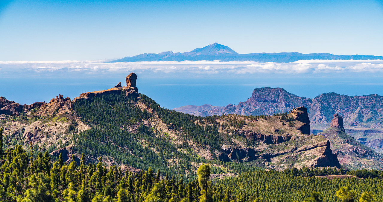Szczyt Roque Nublo (1813 m) na Gran Canarii,  w oddali Pico Del Teide (3718 m, najwyższa góra Hiszpanii) na Teneryfie /123RF/PICSEL