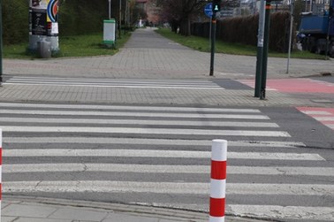 Szczytno: Rozpędzone auto wjechało w wózek z 1,5-rocznymi bliźniętami