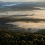 Szczyty wynurzają się ponad chmurami. Czym jest inwersja w górach?
