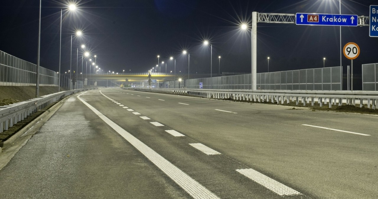 Szedł nocą po autostradzie. Tłumaczył, że tak ma bliżej /Piotr Tracz /Reporter