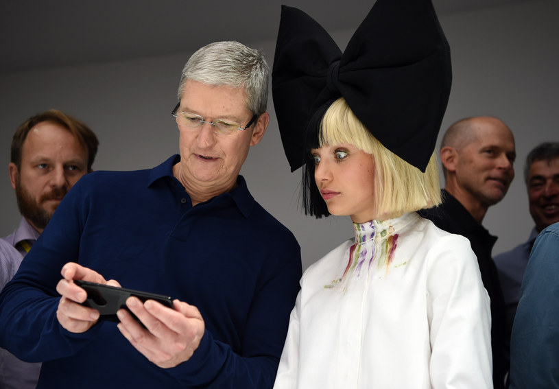Szef Apple, Tim Cook, pokazuje najnowszego iPhone'a tancerce Maddie Ziegler. Zapewne wiele osób miało podobny wyraz twarzy po usłyszeniu, ile kosztuje nowy iPhone. /AFP