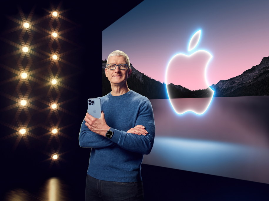 Szef Apple Tim Cook z nowym iPhonem 13. /APPLE INC. HANDOUT /PAP/EPA