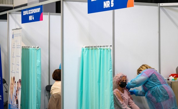 Szef BioNTech: Potrzebna będzie trzecia dawka szczepionki, by podnieść odporność do 100 proc.