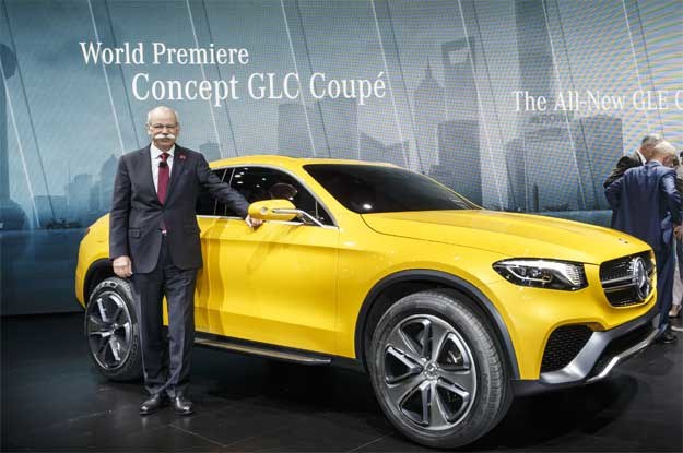 Szef Daimlera, dr. Dieter Zetsche prezentuje w Szanghaju  Mercedesa GLC Coupe /Informacja prasowa