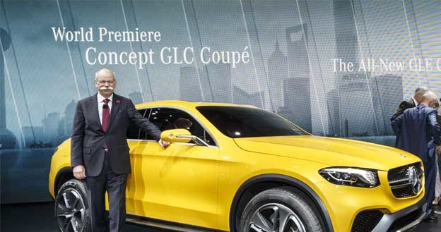 Szef Daimlera, dr. Dieter Zetsche prezentuje w Szanghaju  Mercedesa GLC Coupe /Informacja prasowa