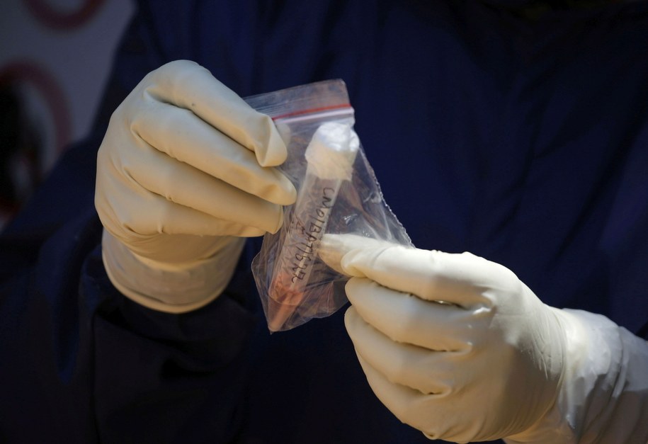 Szef Europejskiej Agencji Leków: trzeba określić kto najpierw ma otrzymać szczepionkę /FAROOQ KHAN  /PAP/EPA