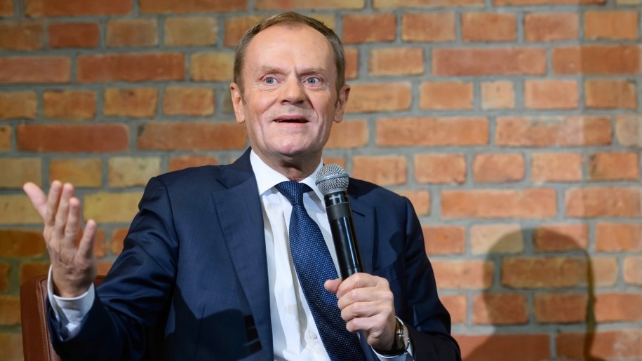 Szef Europejskiej Partii Ludowej Donald Tusk podczas promocji swojej książki "Szczerze" w Słodowni Starego Browaru w Poznaniu /Jakub Kaczmarczyk /PAP