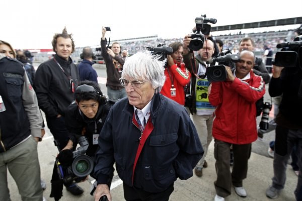 Szef F1 Bernie Ecclestone otoczony przez dziennikarzy po tym, jak doszło do rozłamu w F1. /AFP
