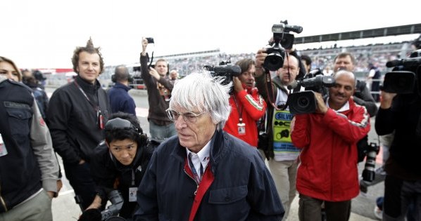 Szef F1 Bernie Ecclestone otoczony przez dziennikarzy po tym, jak doszło do rozłamu w F1. /AFP