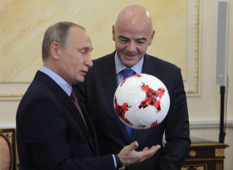Szef FIFA Gianni Infantino (z prawej) i prezydent Rosji Władimir Putin na wczorajszym spotkaniu w Moskwie /AFP