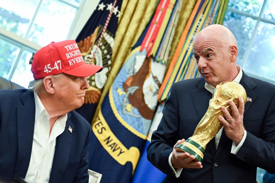 Szef FIFA Gianni Infantino z wizytą u Donalda Trumpa. zaprezentował mu mistrzowski puchar, sierpień 2025 r. /Pool/ABACA/Abaca/East News /East News