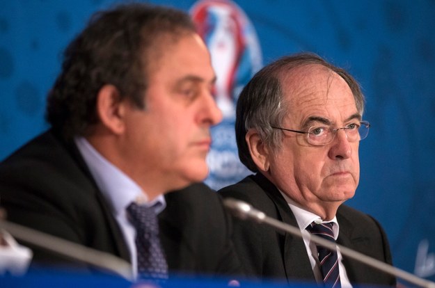 Szef francuskiej federacji piłkarskiej Noel Le Graet i szef UEFA Michel Platini /IAN LANGSDON /PAP/EPA