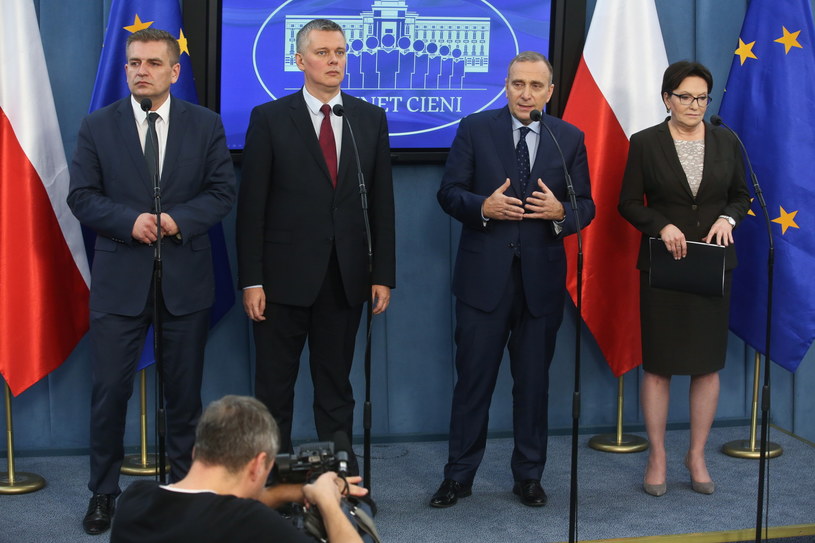 Szef gabinetu cieni PO Grzegorz Schetyna (2P), wiceprzewodnicząca PO i wiceszefowa gabinetu cieni PO Ewa Kopacz (P), wiceprzewodniczący PO i wiceszef gabinetu cieni PO Tomasz Siemoniak (2L) i poseł PO Bartosz Arłukowicz (L) /Rafał Guz /PAP