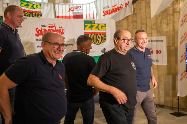 Szef górniczej "Solidarności" Bogusław Hutek (L), Rafał Jedwabny (P) ze Związku Zawodowego "Sierpień '80" i przewodniczący Związku Zawodowego Górników Dołowych Jerzy Demski (C) w siedzibie Polskiej Grupy Górniczej w Katowicach /Tomasz Wiktor /PAP