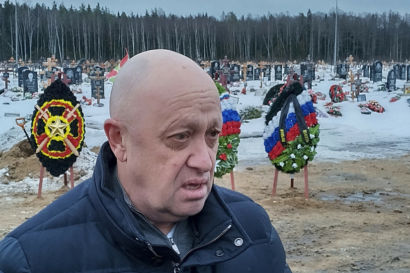 Szef Grupy Wagnera Jewgienij Prigożyn bierze udział w pogrzebie Dmitrija Mienszykowa, bojownika Grupy Wagnera, który zginął podczas "operacji specjalnej" na cmentarzu Biełoostrowskoje pod Sankt Petersburgiem, Rosja, sobota, 24 grudnia 2022 r. /East News