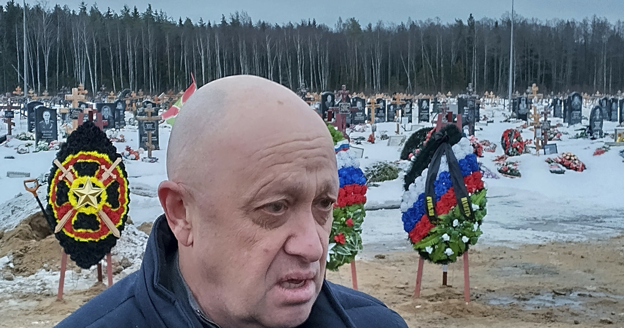Szef Grupy Wagnera Jewgienij Prigożyn bierze udział w pogrzebie Dmitrija Mienszykowa, bojownika Grupy Wagnera, który zginął podczas "operacji specjalnej" na cmentarzu Biełoostrowskoje pod Sankt Petersburgiem, Rosja, sobota, 24 grudnia 2022 r. /East News