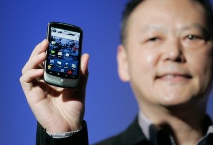 Szef HTC prezentuje telefon Nexus One /AFP