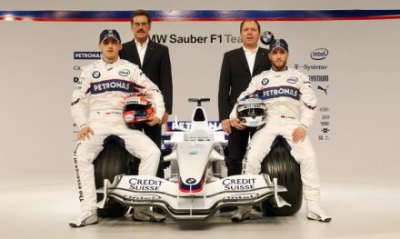 Szef inżynierów BMW Sauber Willy Rampf (z tyłu po prawej) /AFP