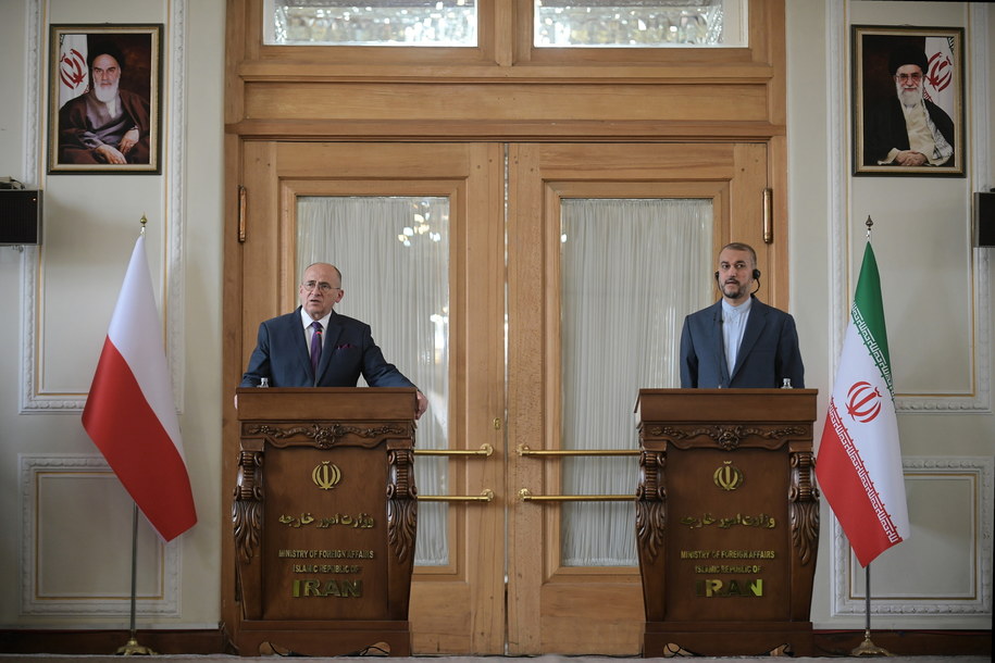 Szef irańskiej dyplomacji Hosejn Amir-Abdollahijan (P) i minister spraw zagranicznych RP Zbigniew Rau (L) na konferencji prasowej po konsultacjach politycznych w Teheranie / 	Marcin Obara  /PAP