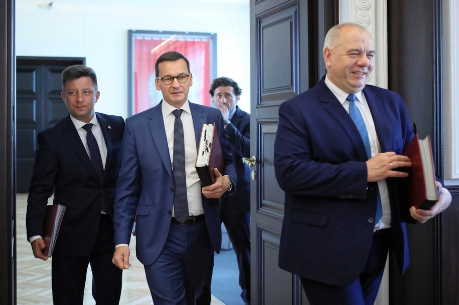 Szef kancelarii premiera Michał Dworczyk, premier Mateusz Morawiecki i szef resortu aktywów państwowych, wicepremier Jacek Sasin / 	Leszek Szymański    /PAP