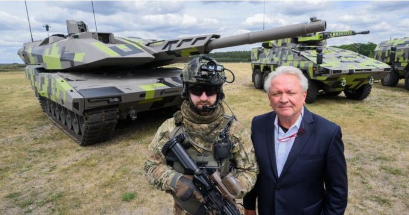 Szef koncernu zbrojeniowego Rheinmetall Armin Papperger na tle czołgów Panther KF51 /Deutsche Welle
