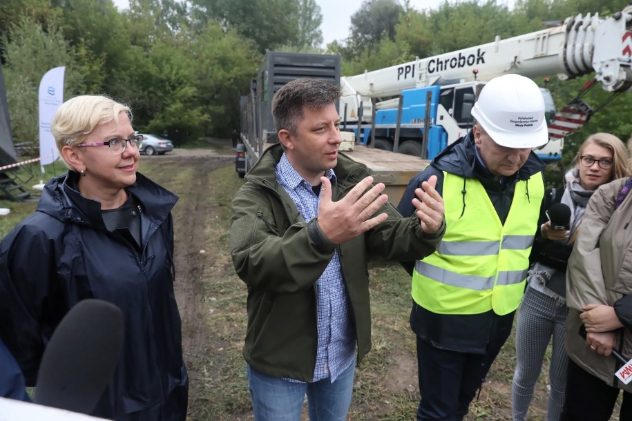 Szef KPRM Michał Dworczyk podczas prób uruchomienia awaryjnego rurociągu / 	Tomasz Gzell    /PAP