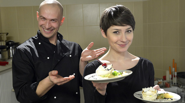 Szef kuchni Daniel Rosiak (Dawid Kartaszewicz) i kelnerka Marlena (Magdalena Grąziowska). /AKPA