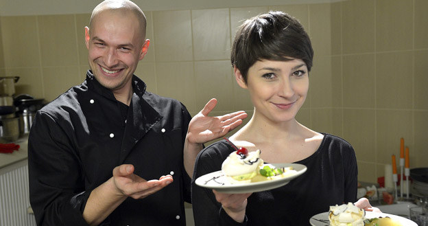 Szef kuchni Daniel Rosiak (Dawid Kartaszewicz) i kelnerka Marlena (Magdalena Grąziowska). /AKPA