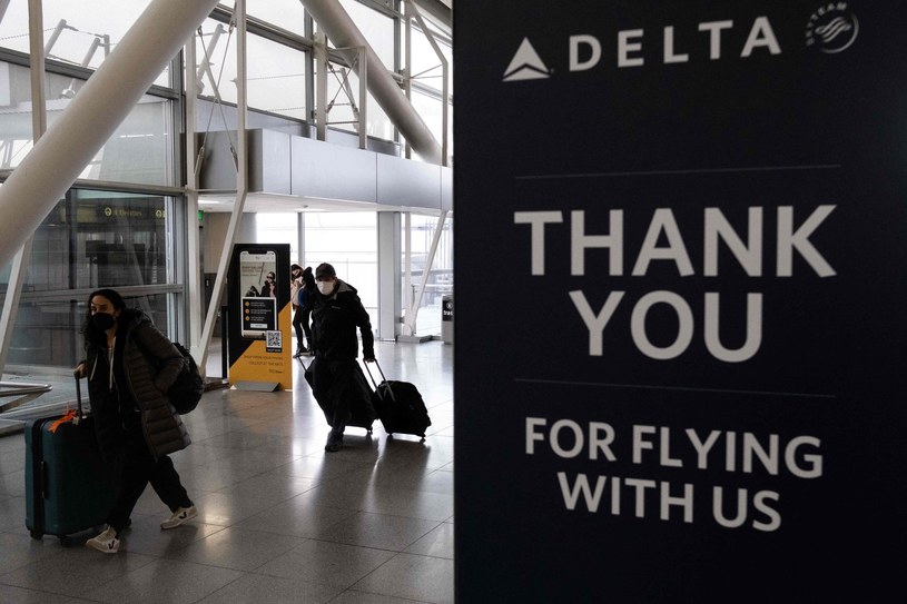 Szef linii lotniczych Delta za ogólnokrajowym zakazem lotów dla niesfornych pasażerów. Nz. stanowisko Delty na lotnisku JFK w Nowym Jorku /AFP