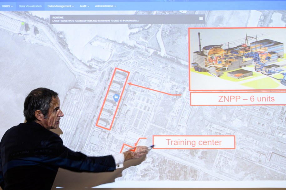 Szef MAEA Rafael Mariano Grossi przedstawia sytuację w Zaporoskiej Elektrowni Atomowej /CHRISTIAN BRUNA /PAP/EPA