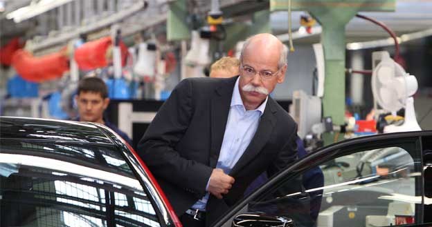 Szef Mercedesa Dieter Zetsche wsiada do pierwszego seryjnego egzemplarza klasy A /Informacja prasowa