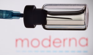 Szef Moderny: Niższa efektywność szczepionek wobec mutacji Omikron