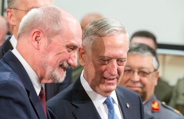 Szef MON Antoni Macierewicz (po prawej) i szef Pentagonu Jim Mattis /STEPHANIE LECOCQ  /PAP/EPA