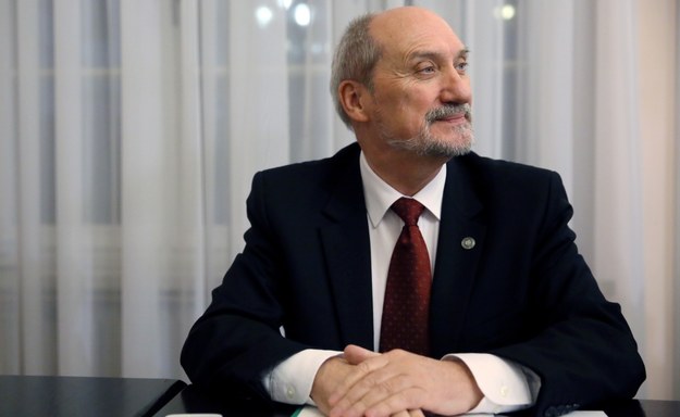 Szef MON Antoni Macierewicz podczas posiedzenia sejmowej Komisji Obrony Narodowej /Tomasz Gzell /PAP