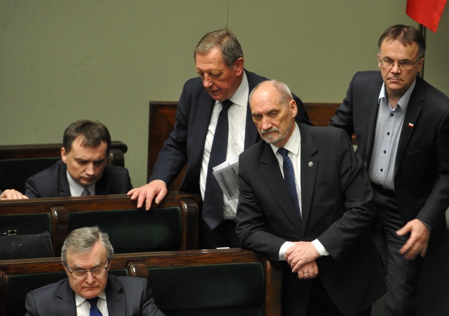 Szef MON Antoni Macierewicz w ławach rządowych w Sejmie /Marcin Obara /PAP