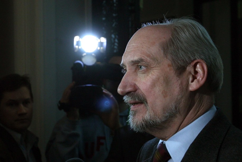 Szef MON Antoni Macierewicz /Radek Pietruszka /PAP